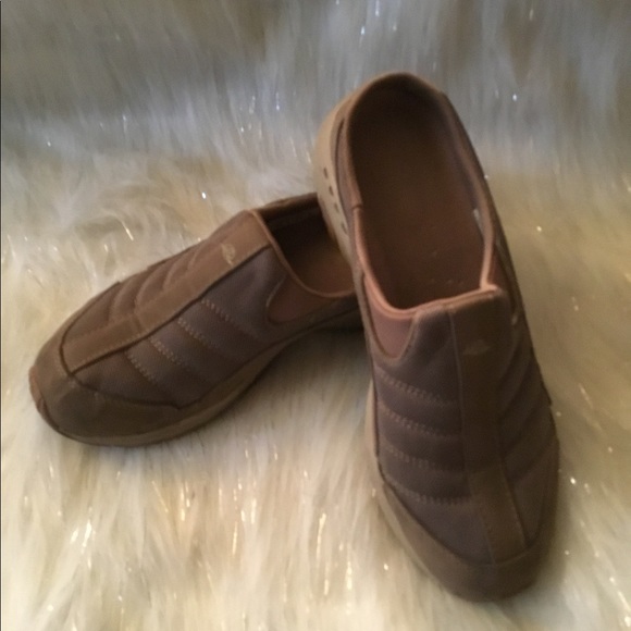 easy spirit travel clogs